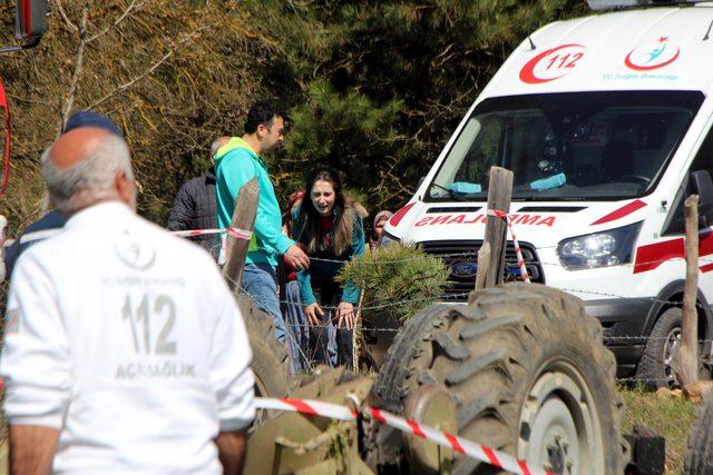 Devrilen traktörün sürücüsü öldü, yakınları sinir krizi geçirdi