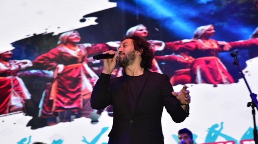 Fettah Can şarkılarıyla Manisalıları mest etti