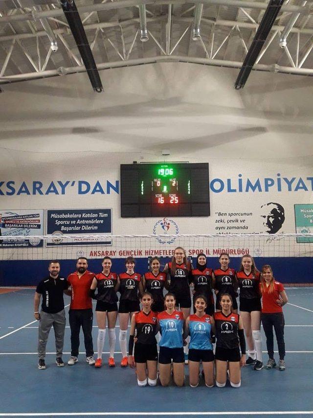 Kayseri OSB Teknik Koleji Atletikspor genç kızlarda yarı finale yükseldi