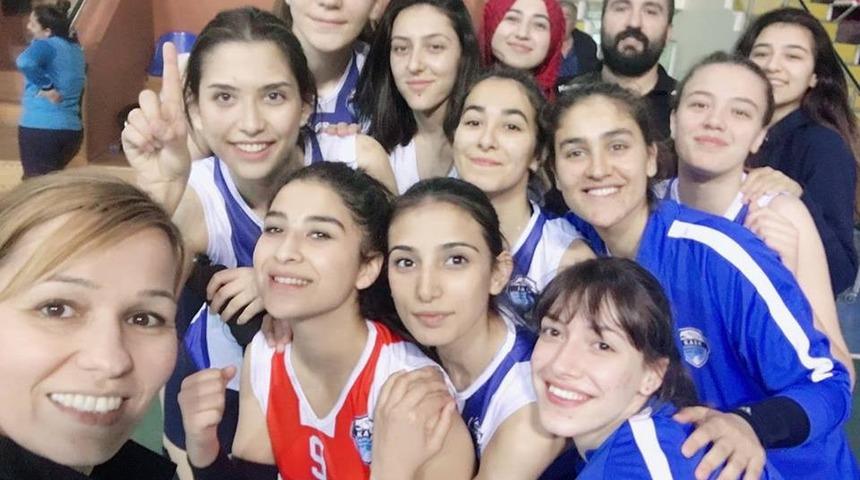 Kayseri OSB Teknik Koleji Atletikspor genç kızlarda yarı finale yükseldi