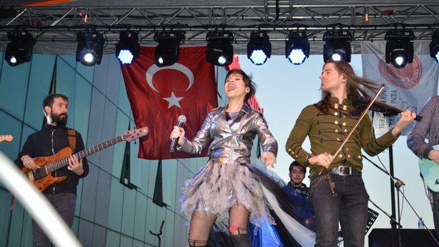 Üniversiteliler bahar şenliğinde Aydilge ile moral depoladı