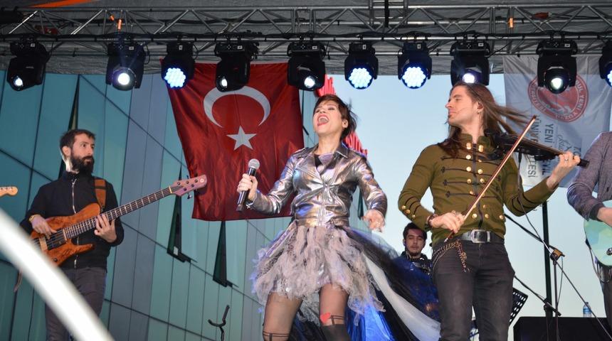 &Uuml;niversiteliler bahar şenliğinde Aydilge ile moral depoladı