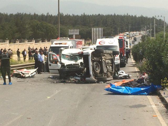 İzmir’in Buca ilçesi Kaynaklar bölgesinde 2 araç çarpıştı. Kazada ölü ve yaralıların olduğu bildirilirken çok sayıda ambulans, polis ve itfaiye ekibi bölgeye sevk edildi. Bölgede kaza nedeniyle trafik kilitlendi.