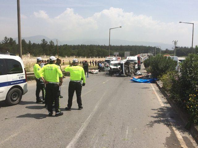 İzmir’in Buca ilçesi Kaynaklar bölgesinde 2 araç çarpıştı. Kazada ölü ve yaralıların olduğu bildirilirken çok sayıda ambulans, polis ve itfaiye ekibi bölgeye sevk edildi. Bölgede kaza nedeniyle trafik kilitlendi.