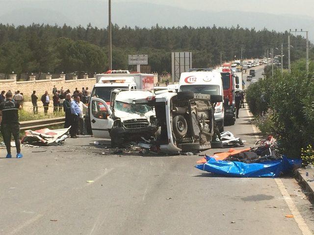 İzmir’in Buca ilçesi Kaynaklar bölgesinde 2 aracın çarpışması sonucu meydana gelen kazada 7 kişinin öldüğü, 1 kişinin yaralandığı öğrenildi. Çok sayıda ambulans, polis ve itfaiye ekibi bölgeye sevk edildi.
