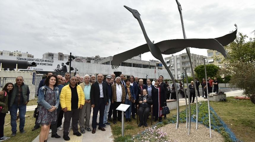 Turnalar heykeli T&uuml;rkan Şoray K&uuml;lt&uuml;r Merkezi bah&ccedil;esinde