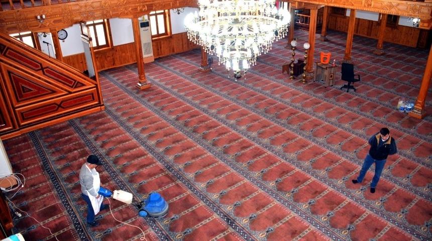 Camilerde Ramazan ayı &ouml;ncesi temizlik