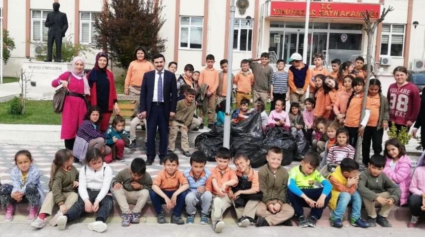 G&ouml;n&uuml;ll&uuml; &ouml;ğrencilerden &ccedil;evre temizliği