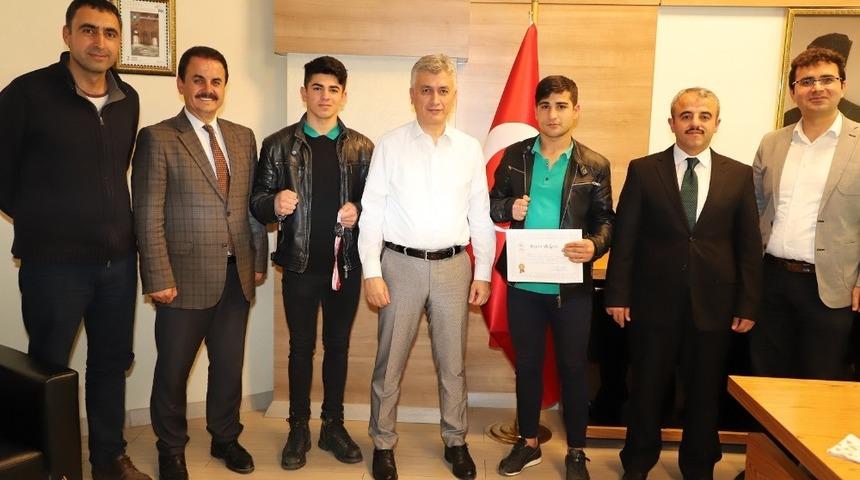 Cizre Kaymakamı Arıcan, başarılı sporcuları &ouml;d&uuml;llendirdi