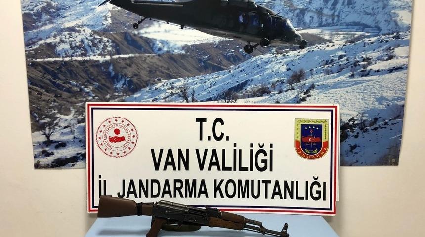 Başkale il&ccedil;esinde Kalaşnikof marka silah ve m&uuml;himmatı ele ge&ccedil;irildi