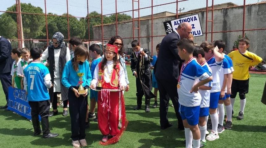 Ayvalık&rsquo;ta &ccedil;ocuklar oynadı, velileri seyretti