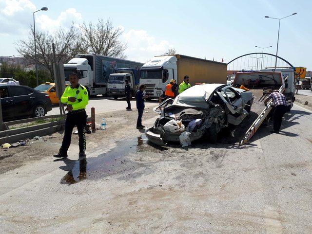 Ankara'da karşı şeride giren otomobil, 2 TIR'la çarpıştı: 4 yaralı