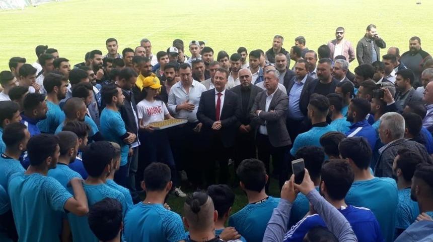 Aralarında soğuk r&uuml;zgarlar esen Serdar Aksoy ve Tahir Şahin aynı karede