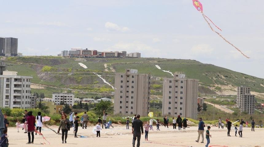 Karak&ouml;pr&uuml;&rsquo;de &ccedil;ocuklar u&ccedil;urtma şenliğinde eğlendi