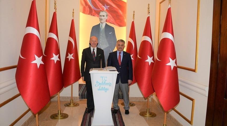 Birleşik Krallık B&uuml;y&uuml;kel&ccedil;isi Sir Chilcott, Vali Yazıcı&rsquo;yı ziyaret etti