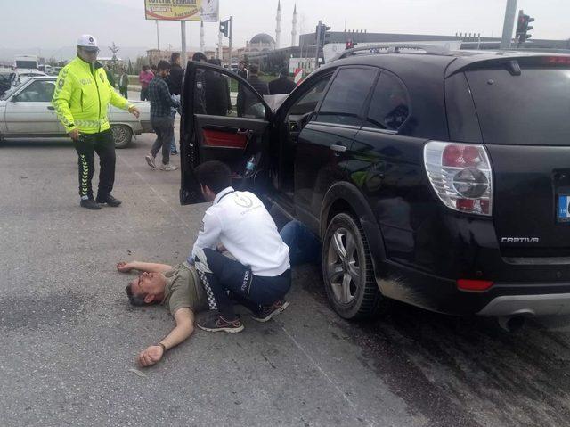 Polisten kaçan sürücü ciple otomobile çarptı: 6 yaralı