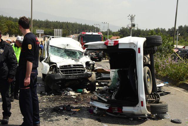 İzmir'de piknik yolunda kaza: 4'ü çocuk 7 ölü, 1 yaralı - Yeniden