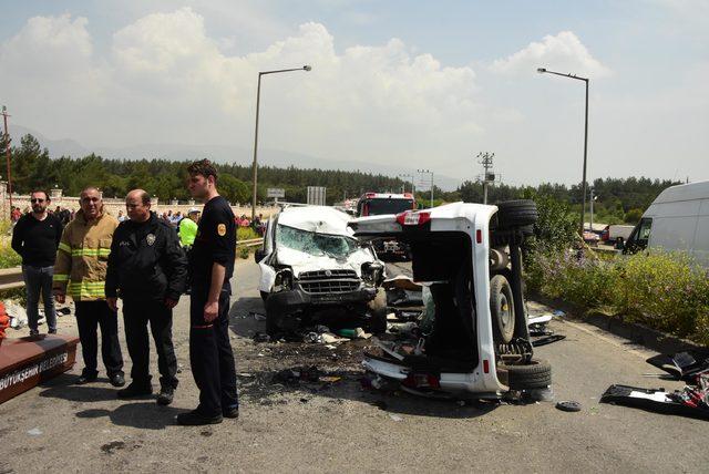 İzmir'de piknik yolunda kaza: 4'ü çocuk 7 ölü, 1 yaralı - Yeniden