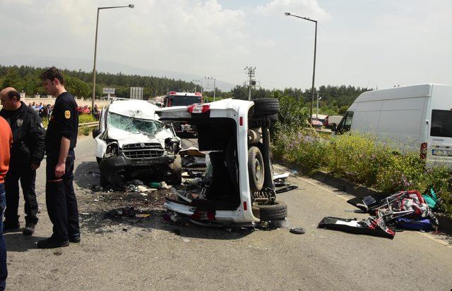 İzmir'de piknik yolunda kaza: 4'ü çocuk 7 ölü, 1 yaralı - Yeniden