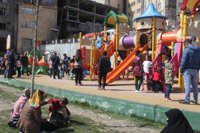 Vatandaşlar piknik yerine parkları tercih etti