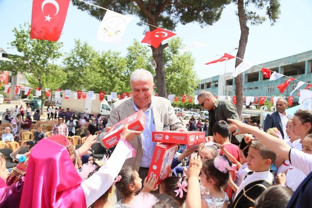 Başkan Atay, Umurlu&rsquo;ya &ccedil;ocuk şenliğiyle geldi