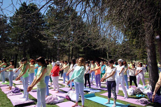 Abant'ta 400 kişi yoga yaptı