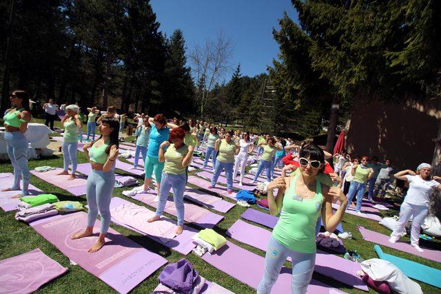Abant'ta 400 kişi yoga yaptı