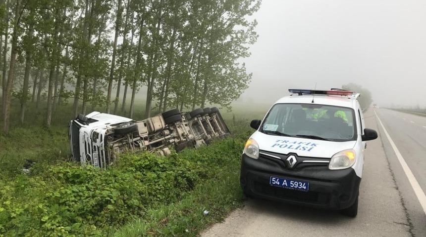 Tır şarampole devrildi: 1 yaralı