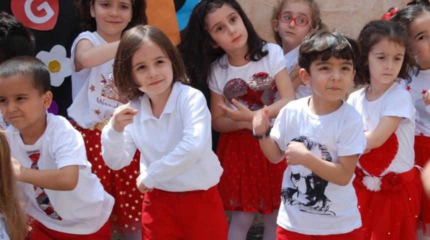 Miniklerden sokak şenliği