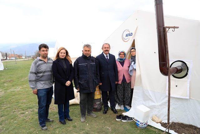 Depremzedeler için konteynırlar yola çıktı