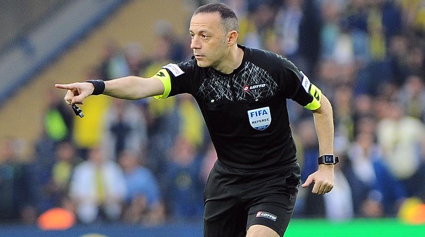 Fenerbah&ccedil;e taraftarından C&uuml;neyt &Ccedil;akır'a k&uuml;f&uuml;rl&uuml; tepki!