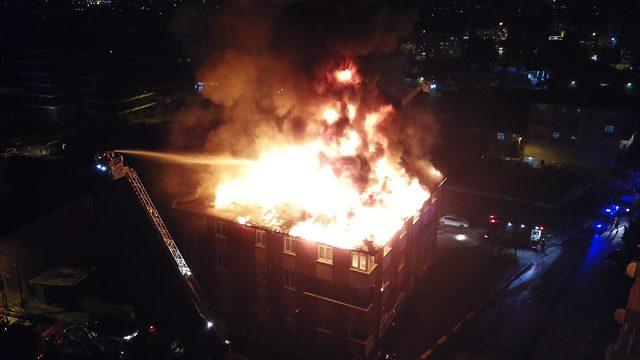 Sultanbeyli'de 4 katlı binanın çatı katı alev alev yandı