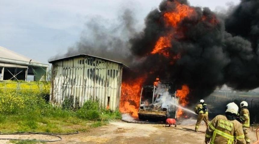 Elektrik kontağından alev aldı