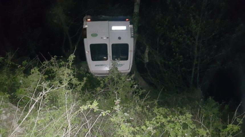 Minib&uuml;s dereye u&ccedil;tu: 2 yaralı