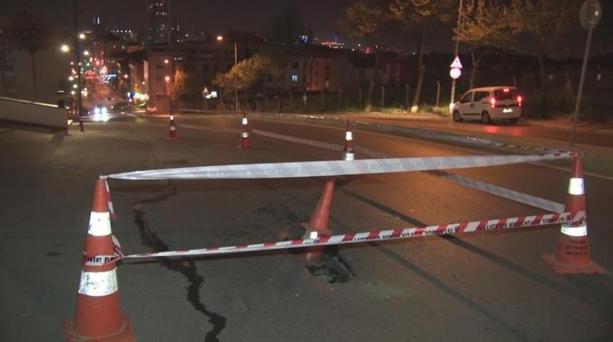 Esenyurt'ta tedirginlik artıyor! &Ccedil;atlakların ardından yol &ccedil;&ouml;kt&uuml;! 