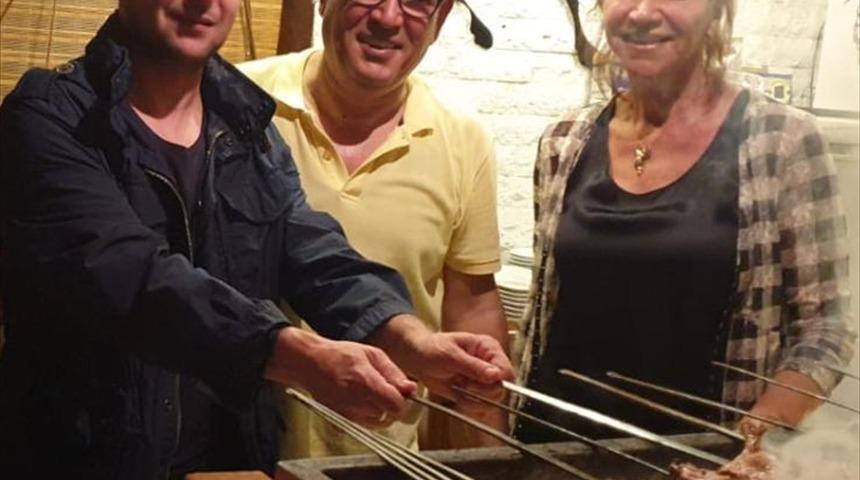 Bodrum tatilindeki Zelenskiy ocakbaşında et pişirdi