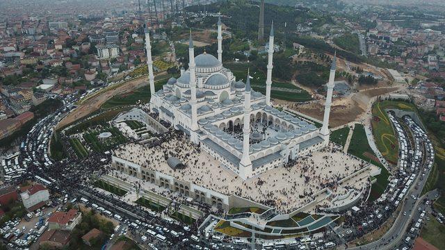 Büyük Çamlıca Camii'nde gençlerle sabah namazı buluşması