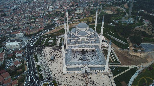 Büyük Çamlıca Camii'nde gençlerle sabah namazı buluşması