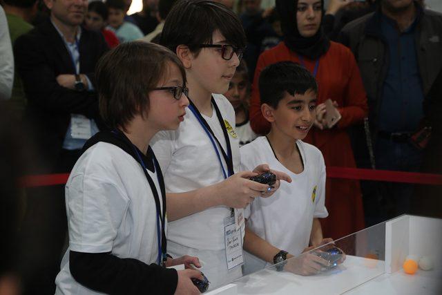 Uluslararası Robotik Yarışmasında Ümraniyeli Bilge Çocuklar voleybol kategorisinde birincilik aldı