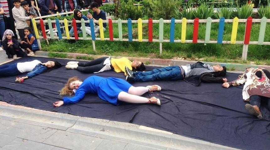 Kadına şiddet ve &ccedil;ocuk istismarına tepki i&ccedil;in sokakta sahne aldılar