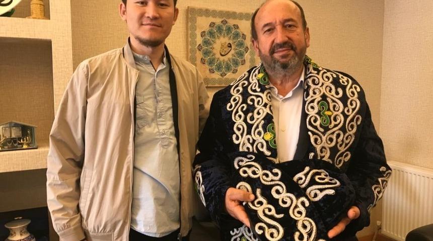 Kazak &ouml;ğrenciden milletvekili Kavuncu&rsquo;ya bey kaftanı