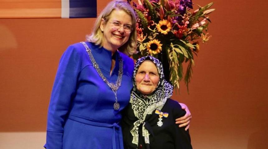 82 yaşındaki Zehra nineye 'Kraliyet Nişanı' verildi!