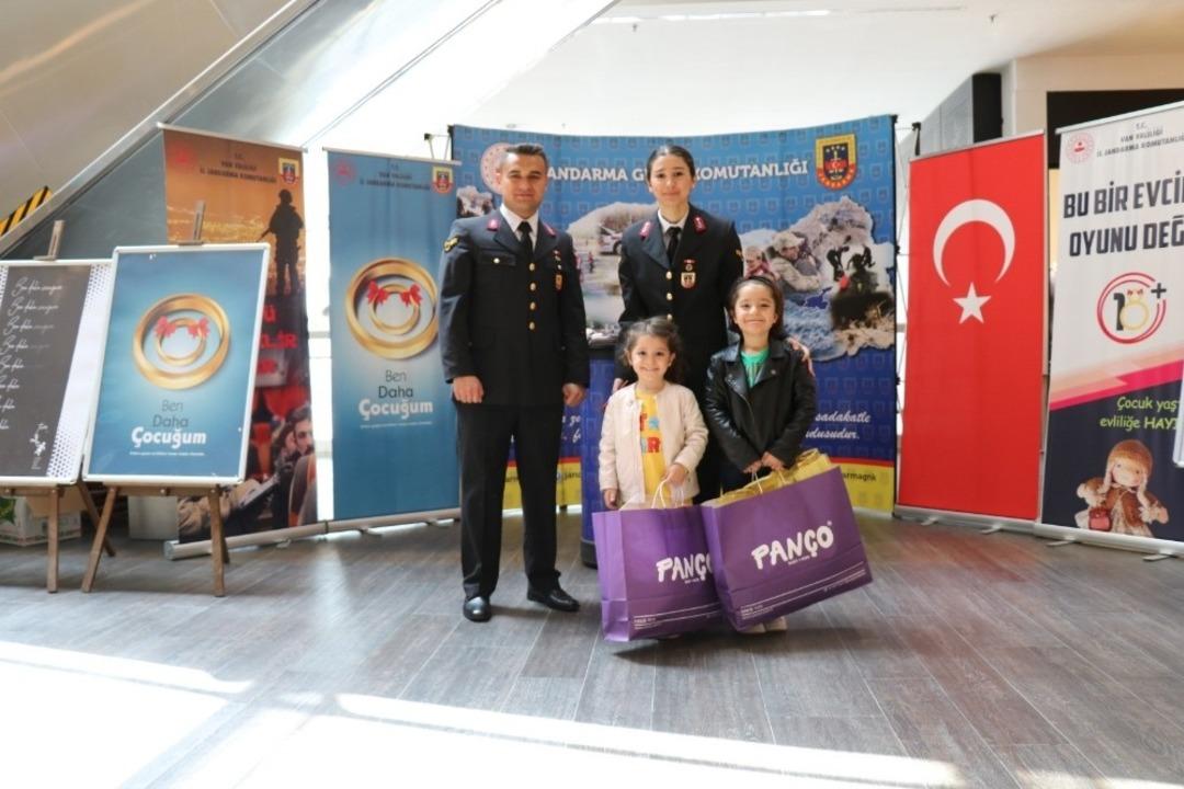 Jandarmadan &lsquo;Ben Daha &Ccedil;ocuğum&rsquo; sergisi