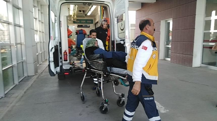 Ayağının &uuml;zerinden otomobil ge&ccedil;en gen&ccedil; kız yaralandı