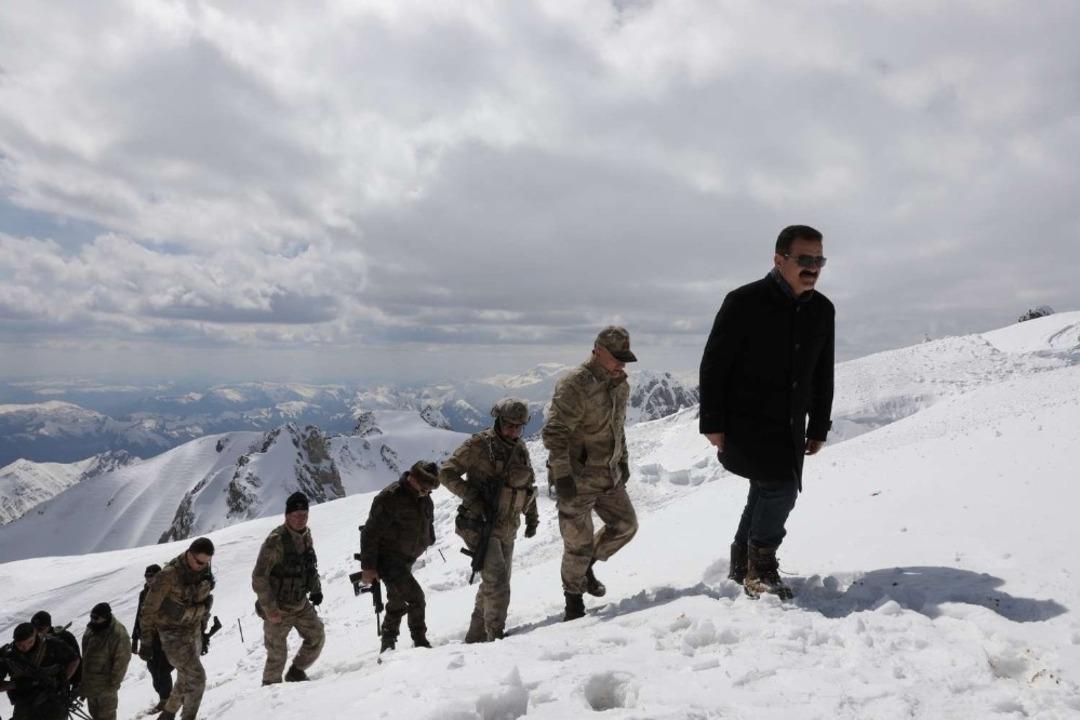Vali Akbıyık, 4 askerin şehit d&uuml;şt&uuml;ğ&uuml; &uuml;s b&ouml;lgesinde
