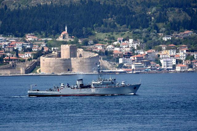 Arızalanan Rus mayın gemisi, römorkörle Çanakkale Boğazı'ndan geçirildi