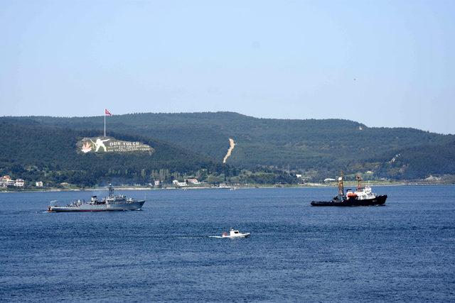 Arızalanan Rus mayın gemisi, römorkörle Çanakkale Boğazı'ndan geçirildi