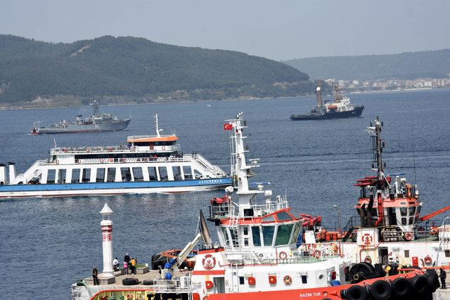 Arızalanan Rus mayın gemisi, römorkörle Çanakkale Boğazı'ndan geçirildi