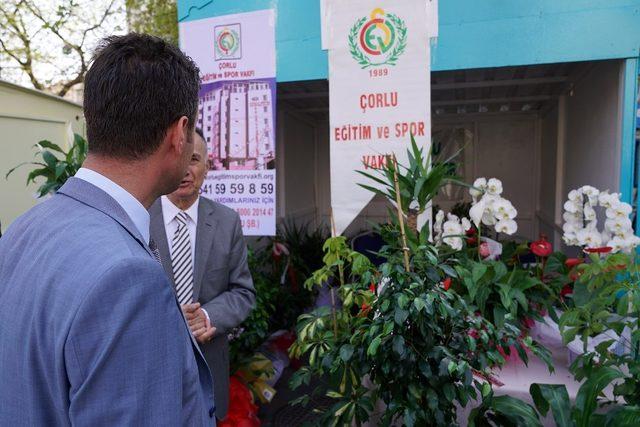 Belediye Başkanı kendisine hediye edilen çiçekleri satılması için bağışladı