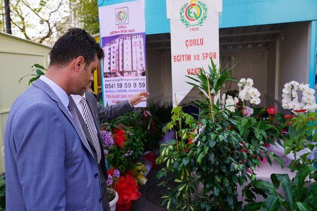 Belediye Başkanı kendisine hediye edilen çiçekleri satılması için bağışladı